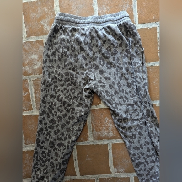 EUC Old Navy Mid-Rise Vintage Street Joggers Snow Leopard size S - Picture 4 of 4